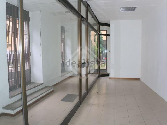 Locale Commerciale in affitto a Biumo Superiore, Varese