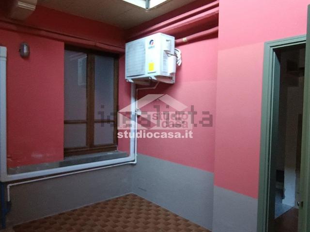 Locale Commerciale in affitto a Castelleone, Lombardia