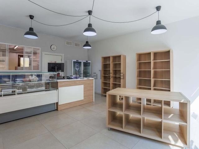 Locale Commerciale in affitto a Bussolengo, Veneto