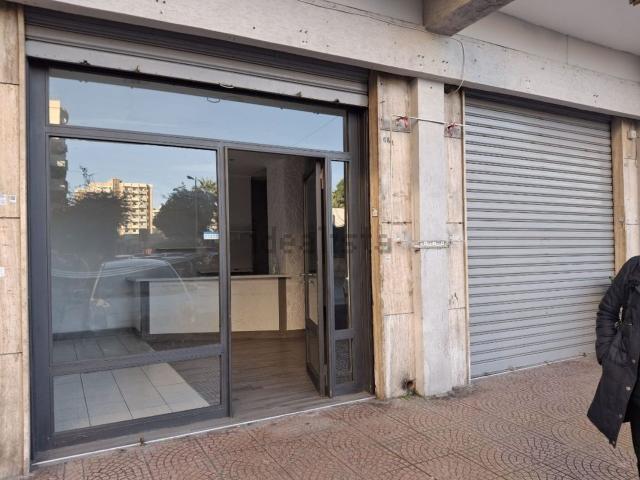 Locale Commerciale in affitto a Puglia, Taranto