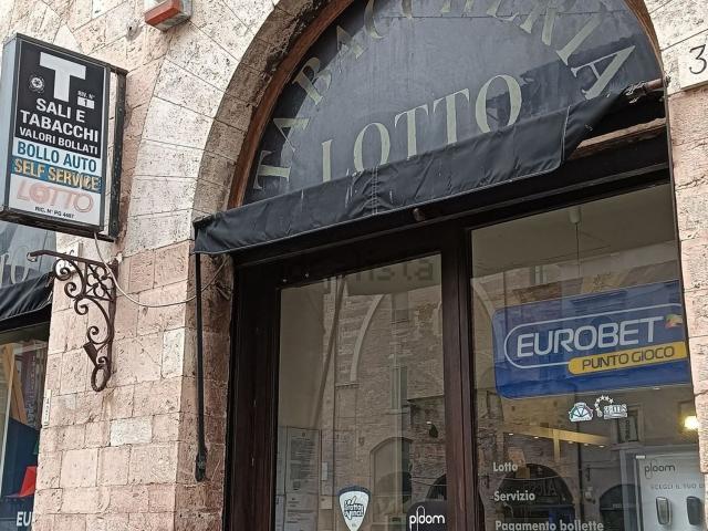 Locale Commerciale in affitto a Foligno, Perugia