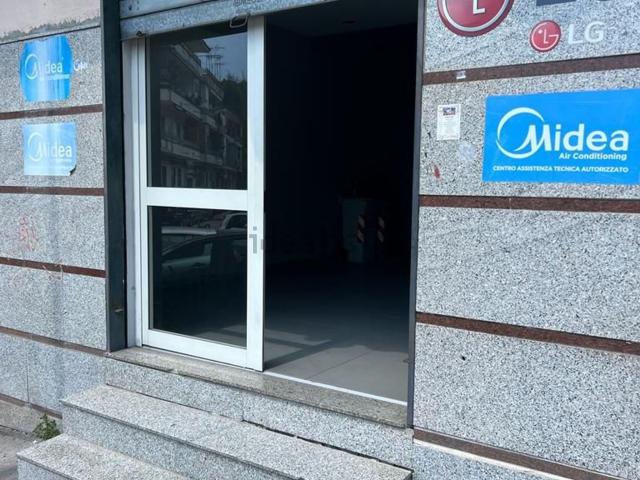 Locale Commerciale in affitto a Municipalità 3, Campania