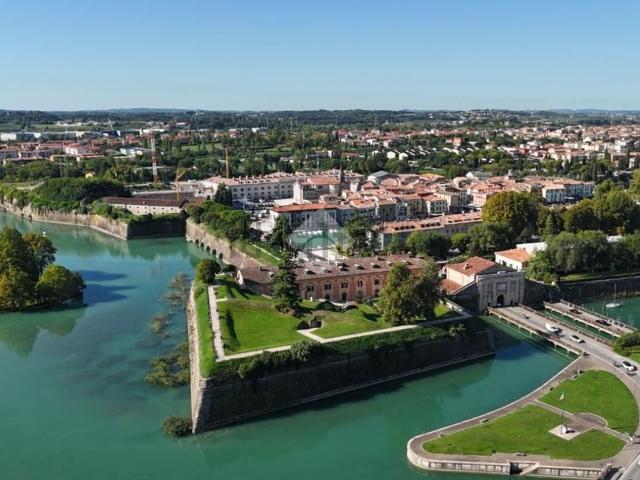 Locale Commerciale in affitto a Peschiera Del Garda, Veneto