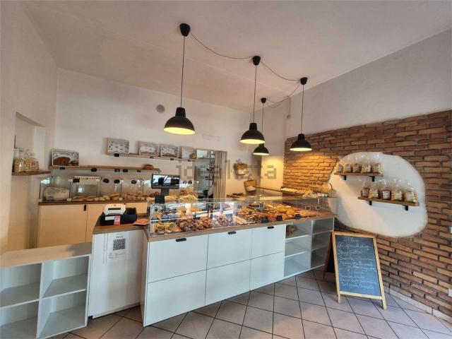 Locale Commerciale in affitto a Santuario, Saronno