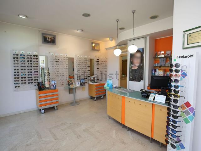 Locale Commerciale in affitto a Quartiere dei poeti, Pineto