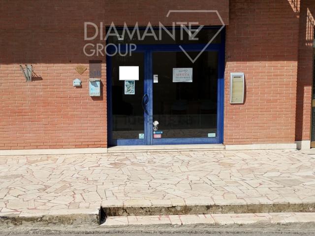 Locale Commerciale in affitto a Castiglione Del Lago, Perugia