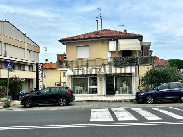 Locale Commerciale in affitto a Riccione, Reggio Emilia