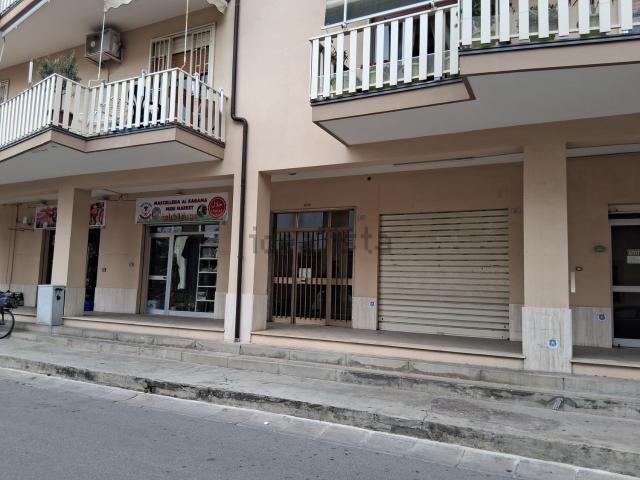 Locale Commerciale in affitto a Curti, Campania