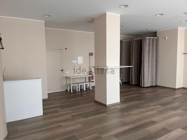 Locale Commerciale in affitto a Meda, Lombardia