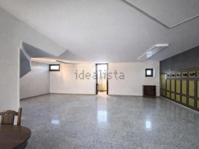 Locale Commerciale in affitto a Lonato, Lombardia