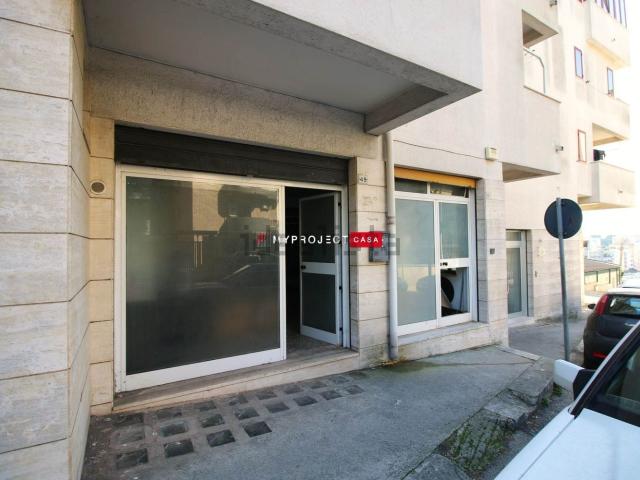 Locale Commerciale in affitto a Puglia, Taranto