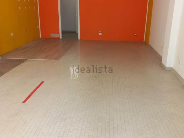 Locale Commerciale in affitto a Loreto, Marche