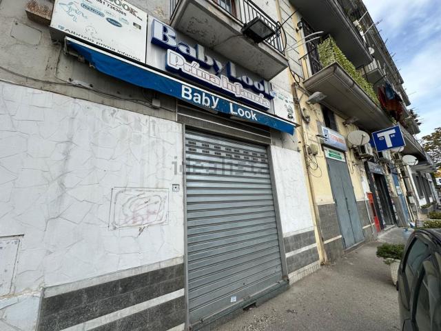 Locale Commerciale in affitto a Municipalità 7, Campania