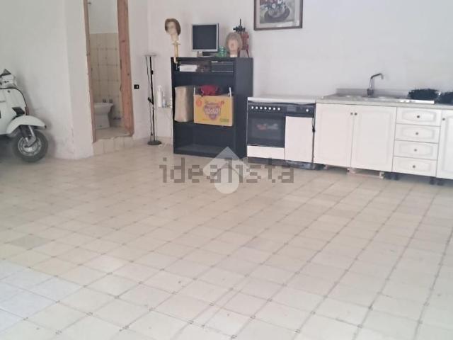 Locale Commerciale in affitto a Lusciano, Campania