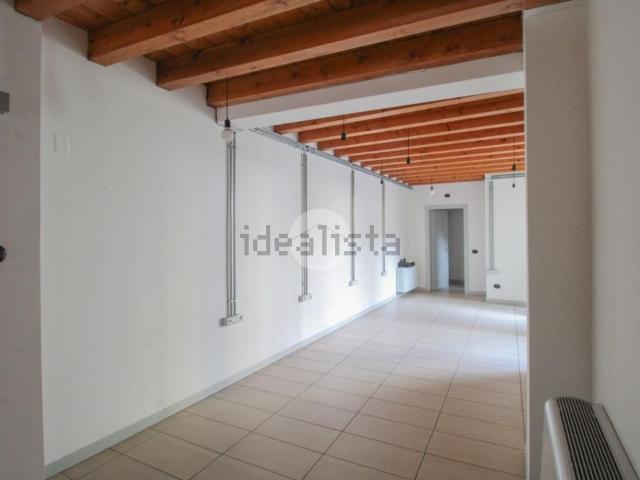 Locale Commerciale in affitto a Treviglio, Lombardia