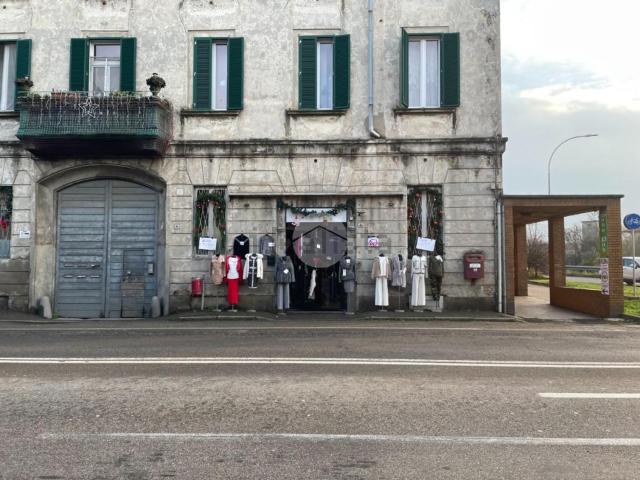 Locale Commerciale in affitto a Magenta, Lombardia