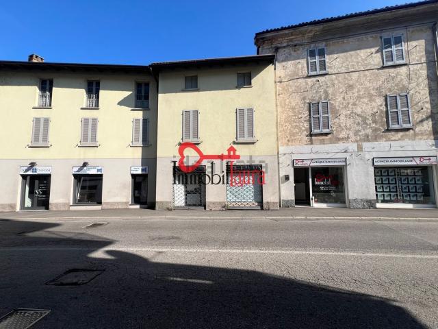 Locale Commerciale in affitto a Comunità Montana del Piambello, Arcisate