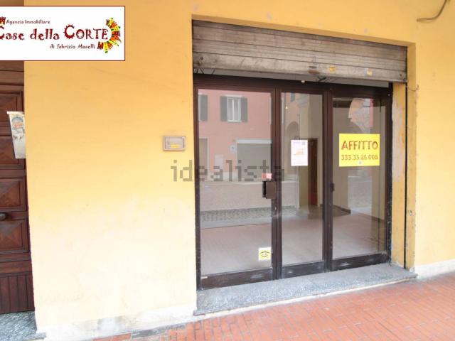 Locale Commerciale in affitto a Unione Alto Ferrarese, Cento