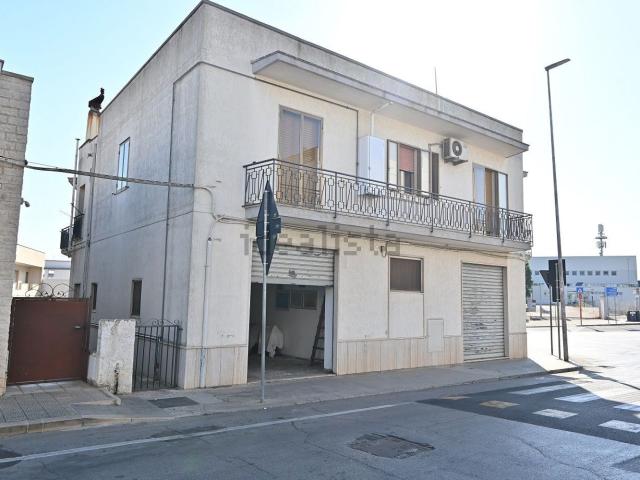 Locale Commerciale in affitto a Puglia, Bari