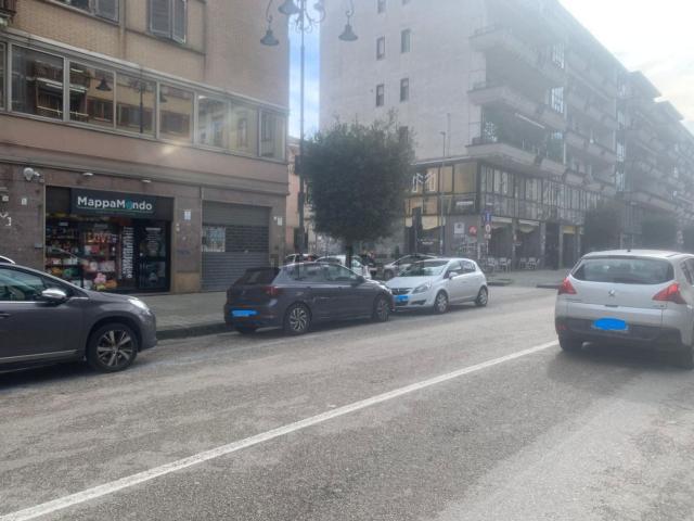 Locale Commerciale in affitto a Avellino, Campania
