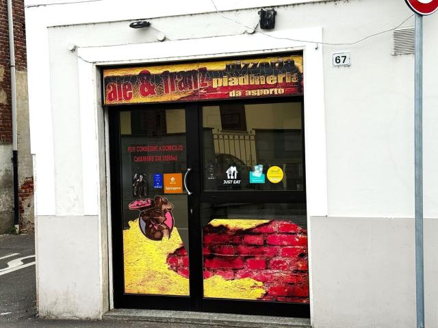 Locale Commerciale in affitto a Parona, Lombardia