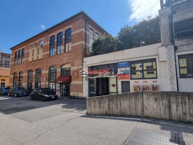 Locale Commerciale in affitto a Zona Centro, Brescia
