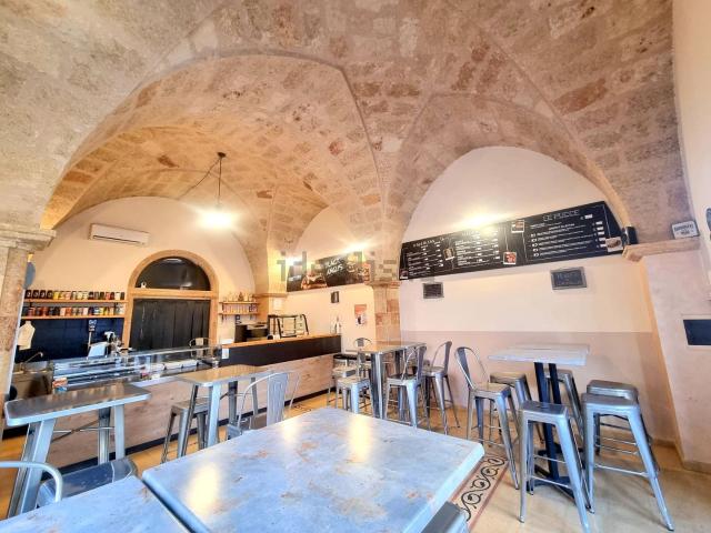 Locale Commerciale in affitto a Puglia, Lecce