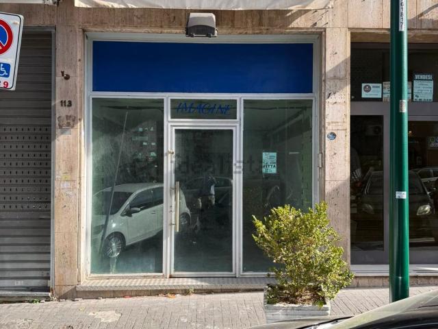 Locale Commerciale in affitto a Municipalità 1, Campania