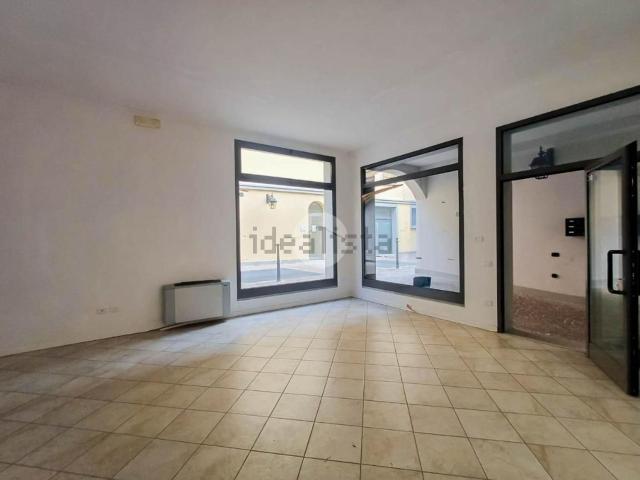 Locale Commerciale in affitto a Treviglio, Lombardia