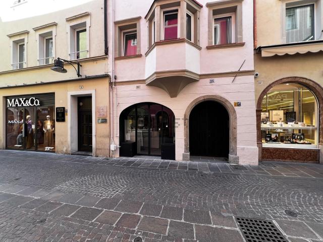 Locale Commerciale in affitto a Centro-Piani-Rencio - Zentrum-Bozner Boden-Rentsch, Bolzano - Bozen