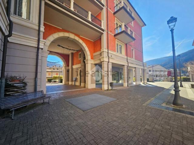 Locale Commerciale in affitto a Sant'omobono Imagna, Lombardia