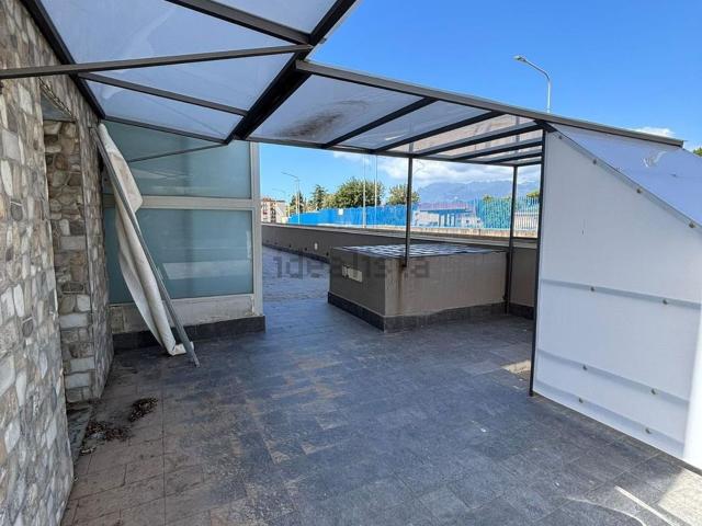 Locale Commerciale in affitto a Salerno, Campania
