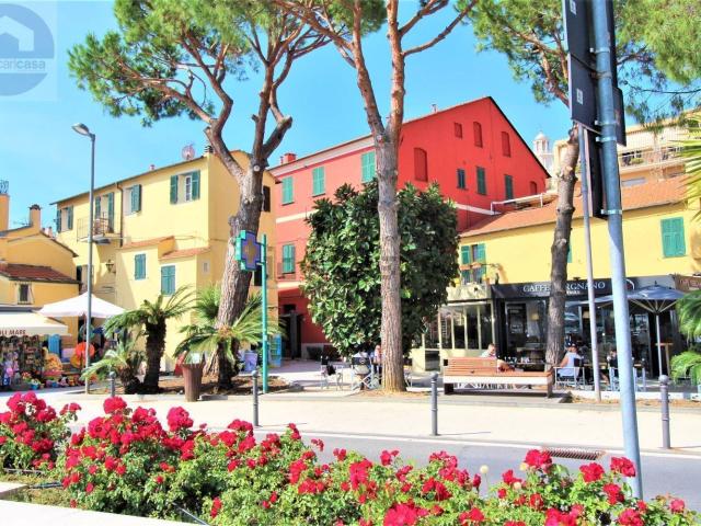 Locale Commerciale in affitto a Borgo Marina, Imperia