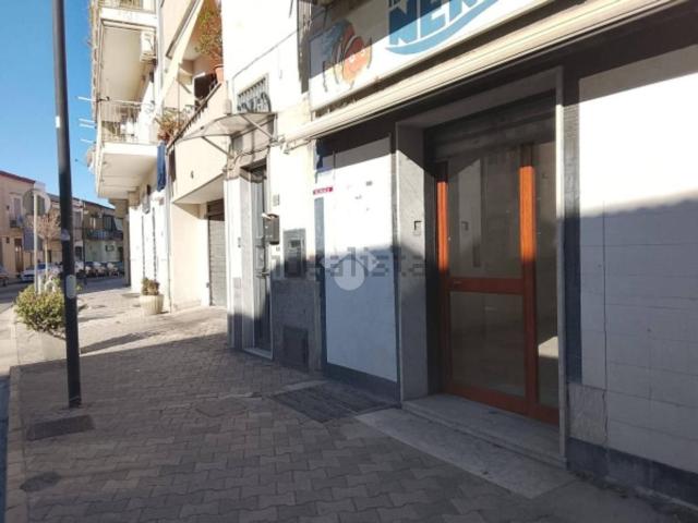 Locale Commerciale in affitto a Volla, Campania