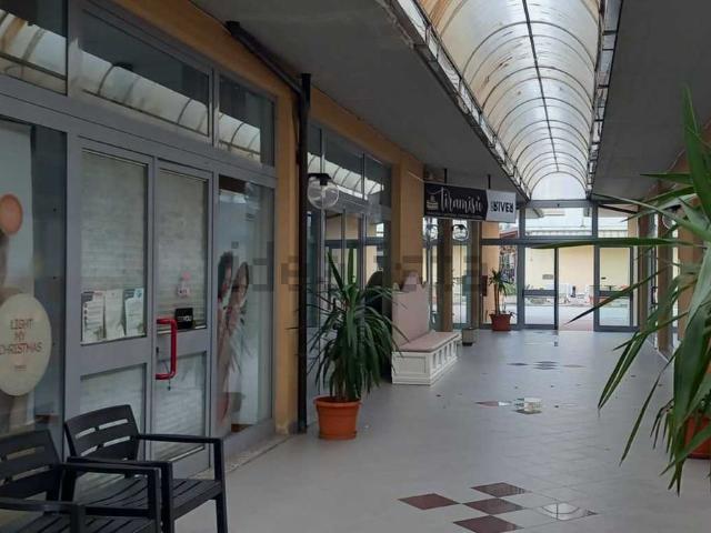 Locale Commerciale in affitto a Palazzetta, Castiglione Del Lago