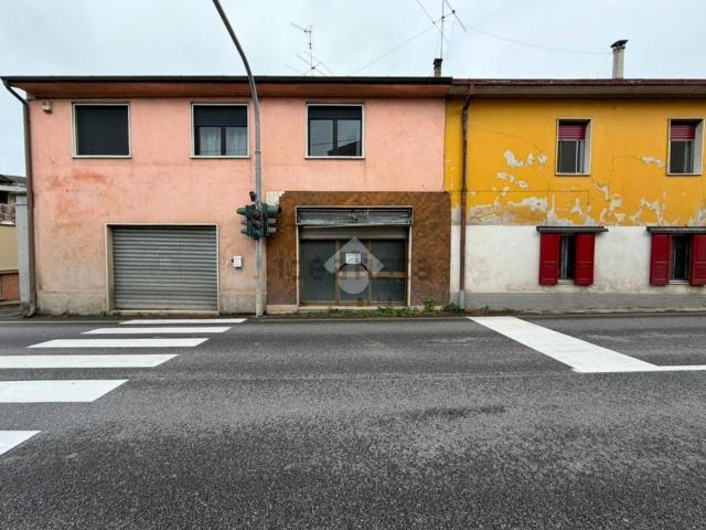 Locale Commerciale in affitto a Genivolta, Lombardia