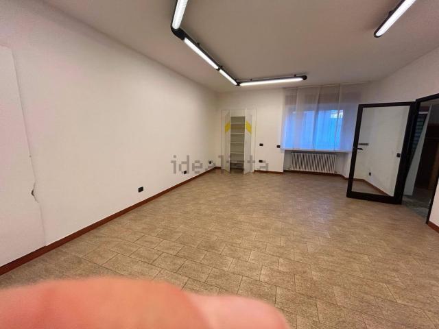 Locale Commerciale in affitto a Valmorea, Lombardia