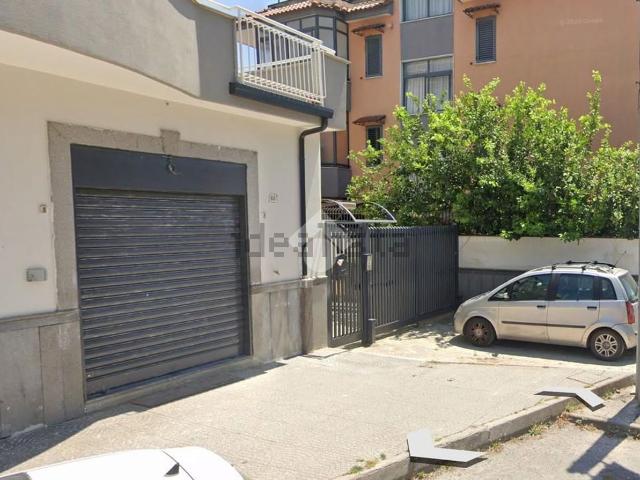 Locale Commerciale in affitto a Rione 219, Melito Di Napoli