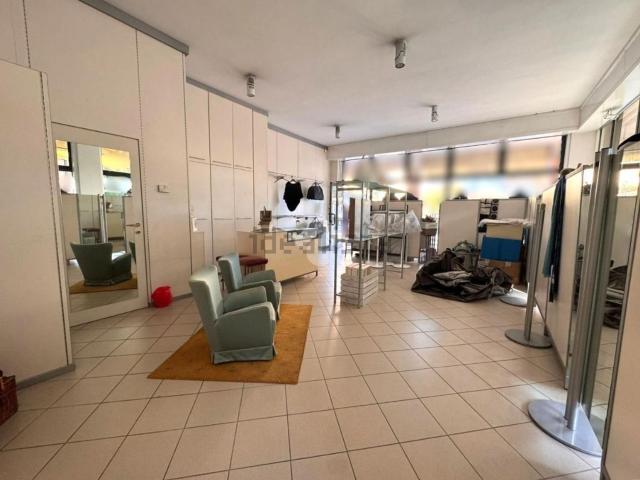 Locale Commerciale in affitto a Montegrotto Terme, Veneto