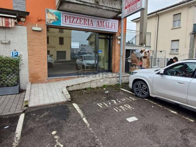 Locale Commerciale in affitto a Medesano, Ramiola