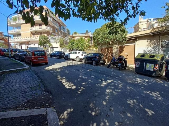Locale Commerciale in affitto a Municipio Roma XIV, Roma Capitale