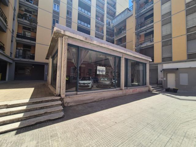 Locale Commerciale in affitto a Sant'Alenixedda, Cagliari
