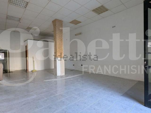 Locale Commerciale in affitto a Monte Di Procida, Campania
