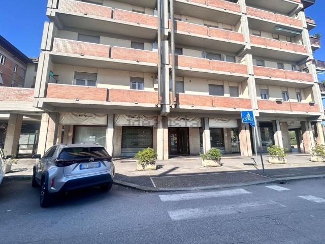 Locale Commerciale in affitto a Sud, Brenzone