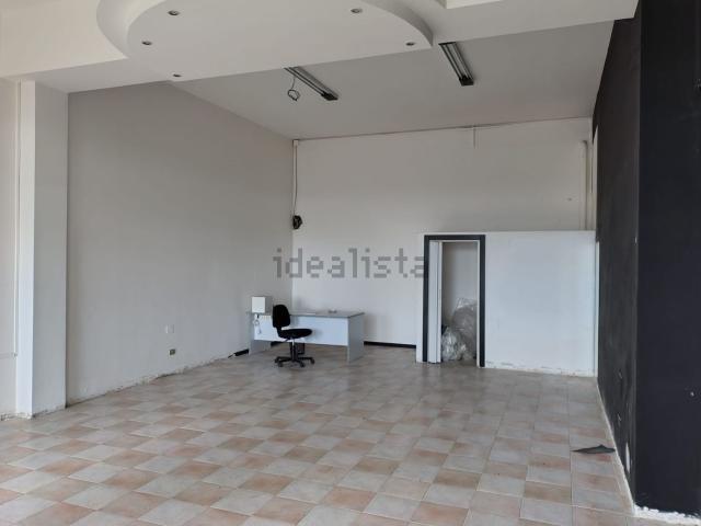 Locale Commerciale in affitto a Marche, Fermo