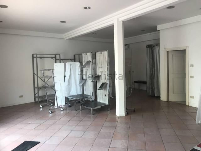 Locale Commerciale in affitto a Santarcangelo Di, Reggio Emilia
