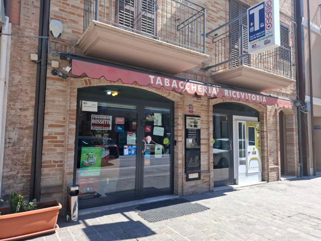 Locale Commerciale in affitto a Centro, Marche