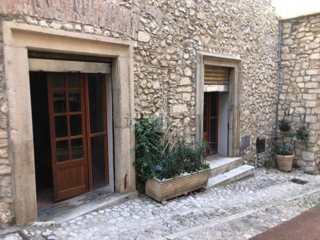 Locale Commerciale in affitto a Madonna degli Angeli, Veroli