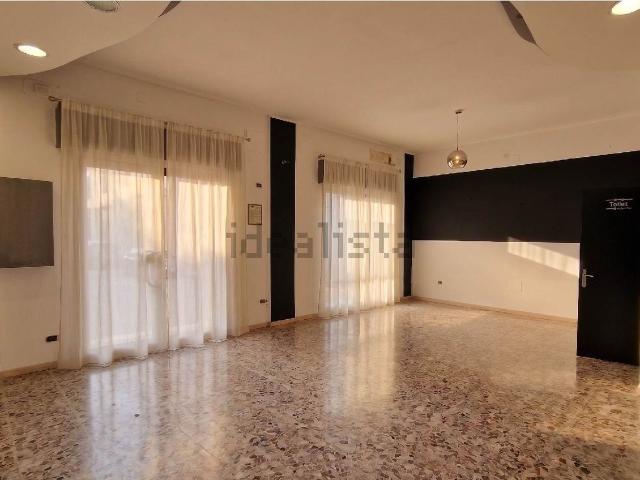 Locale Commerciale in affitto a Mondragone, Campania