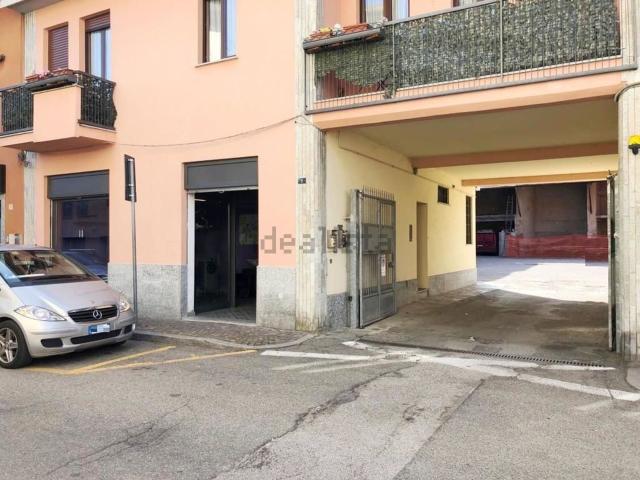 Locale Commerciale in affitto a Casorate Primo, Lombardia